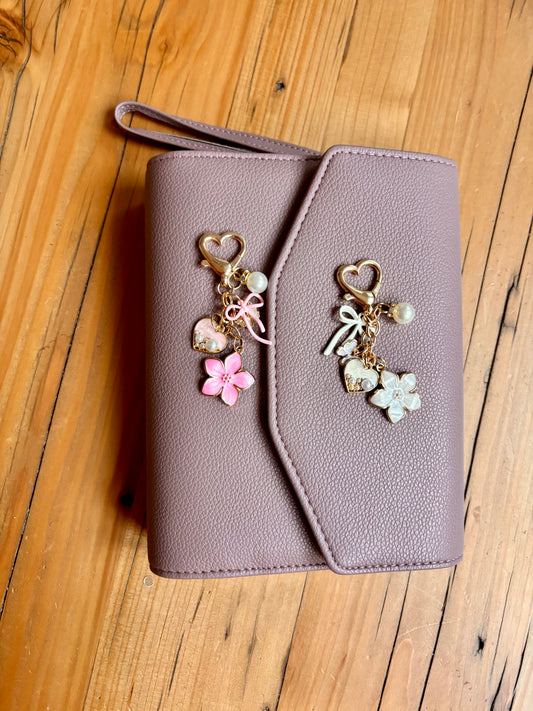 Budget Binder Anhänger mit Blumen & Schleife – eleganter Binder Charm für A7/A6 Budgetplaner