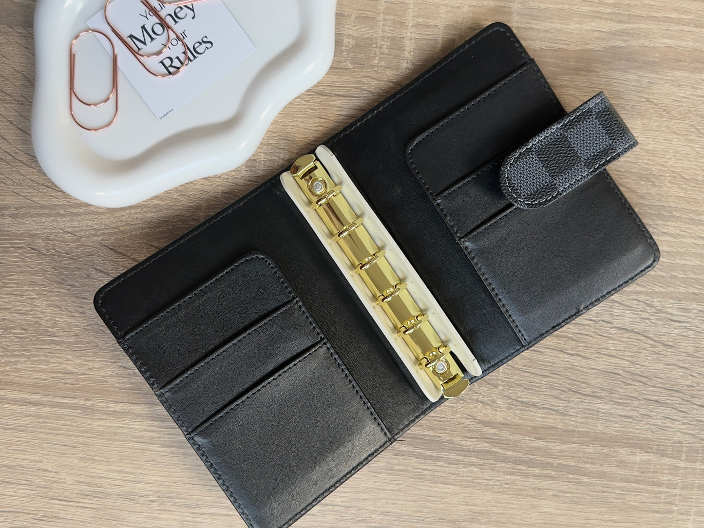 A7 Budget Binder mit Karo Detail & goldener Hardware – Cash Stuffing Ringbuch