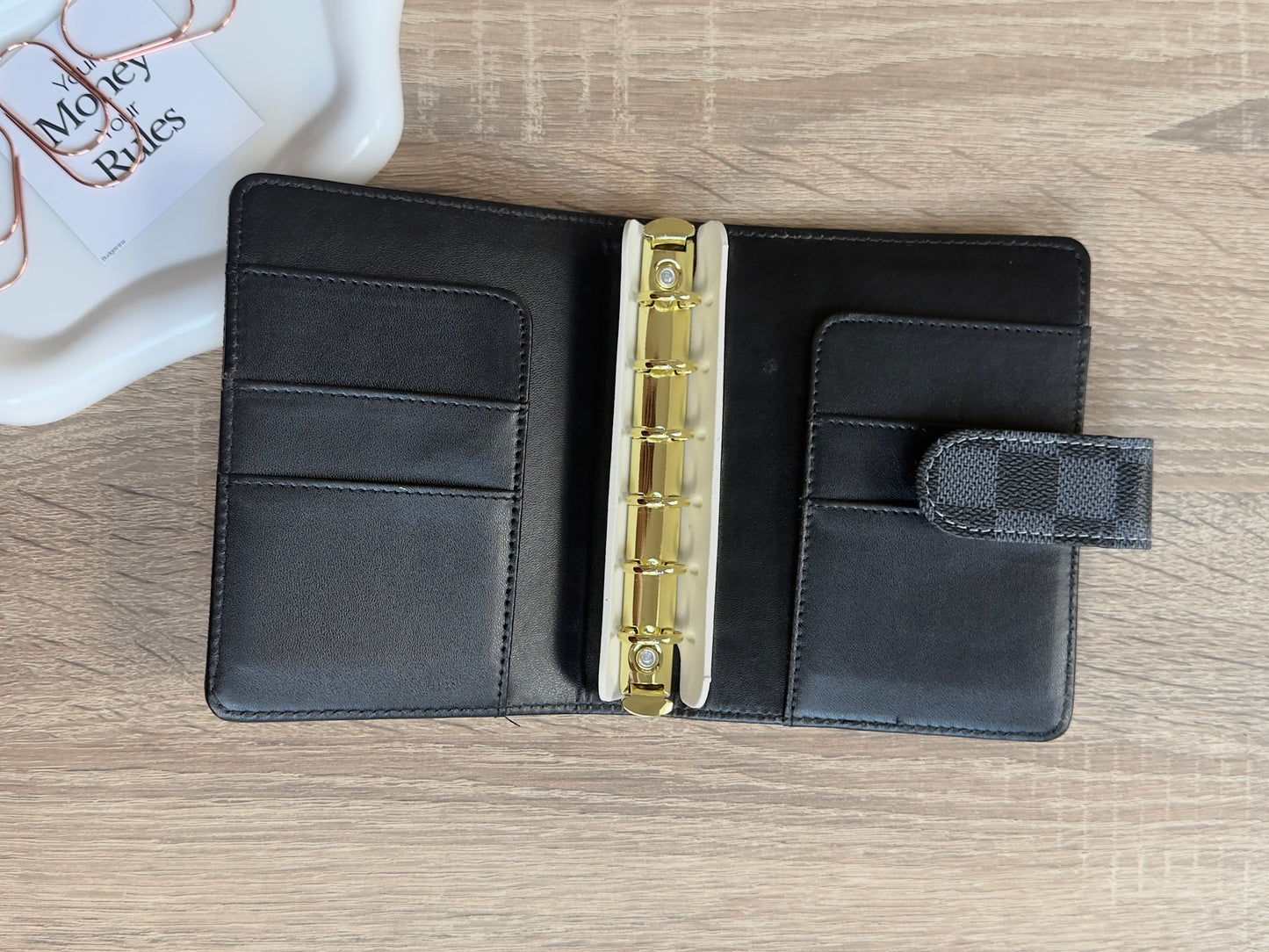 A7 Budget Binder mit Karo Detail & goldener Hardware – Cash Stuffing Ringbuch